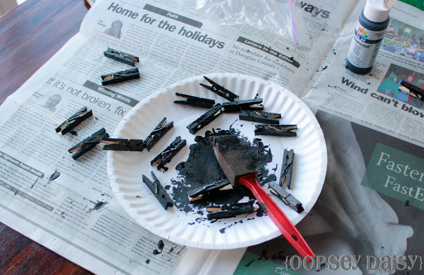 DIY chicken wire frame_clothespins